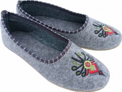 Tradycyjne bambosze filcowe z haftem – ciepłe, wygodne kapcie domowe, produkt polski