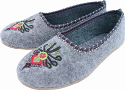 Tradycyjne bambosze filcowe z haftem – ciepłe, wygodne kapcie domowe, produkt polski
