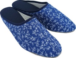 Wygodne kapcie damskie granatowe z kwiatowym wzorem – lekkie pantofle domowe polskiej produkcji