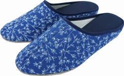 Wygodne kapcie damskie granatowe z kwiatowym wzorem – lekkie pantofle domowe polskiej produkcji