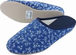 Wygodne kapcie damskie granatowe z kwiatowym wzorem – lekkie pantofle domowe polskiej produkcji