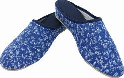 Wygodne kapcie damskie granatowe z kwiatowym wzorem – lekkie pantofle domowe polskiej produkcji