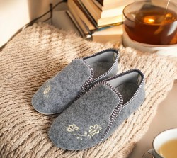 Bambosze-Damskie-Szare-z-Haftem--Komfortowe-Kapcie-na-Co-Dzien--Produkt-Polski-Photoroom (1).jpg