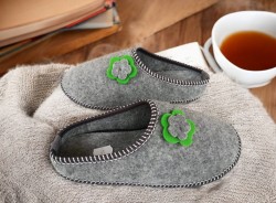 Bambosze damskie filcowe szare kapcie z kwiatowym zdobieniem - Produkt polski
