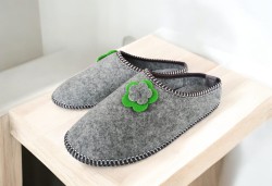Bambosze damskie filcowe szare kapcie z kwiatowym zdobieniem - Produkt polski