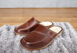 Męskie kapcie domowe – wygoda, trwałość i klasyczny styl