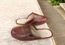 Męskie kapcie domowe – wygoda, trwałość i klasyczny styl