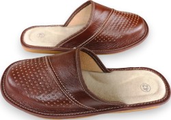 Męskie kapcie domowe – wygoda, trwałość i klasyczny styl