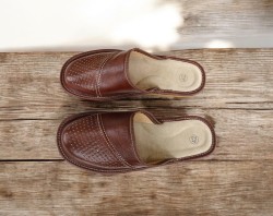 Męskie kapcie domowe – wygoda, trwałość i klasyczny styl