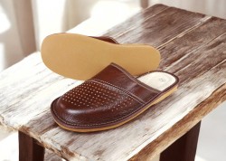 Męskie kapcie domowe – wygoda, trwałość i klasyczny styl