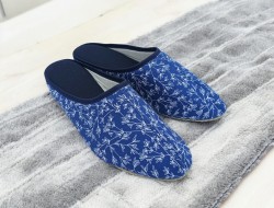 Wygodne kapcie damskie granatowe z kwiatowym wzorem – lekkie pantofle domowe polskiej produkcji