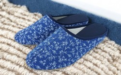 Wygodne kapcie damskie granatowe z kwiatowym wzorem – lekkie pantofle domowe polskiej produkcji