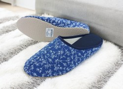 Wygodne kapcie damskie granatowe z kwiatowym wzorem – lekkie pantofle domowe polskiej produkcji
