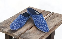 Wygodne kapcie damskie granatowe z kwiatowym wzorem – lekkie pantofle domowe polskiej produkcji