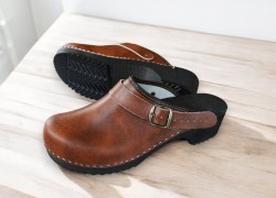 Drewniaki męskie z paskiem
