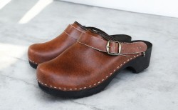 Drewniaki męskie z paskiem