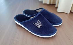 Damskie kapcie aksamitne w kolorze granatowym z haftem motyla – wygodne, polski produkt