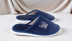 Damskie kapcie aksamitne w kolorze granatowym z haftem motyla – wygodne, polski produkt
