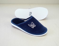 Damskie kapcie aksamitne w kolorze granatowym z haftem motyla – wygodne, polski produkt