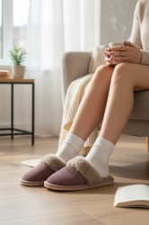 Ciepłe kapcie damskie z naturalnym futerkiem i skórą zamszową – idealne na chłodne dni