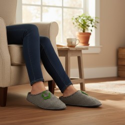 Bambosze damskie filcowe szare kapcie z kwiatowym zdobieniem - Produkt polski