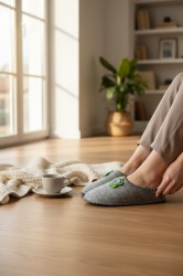 Bambosze damskie filcowe szare kapcie z kwiatowym zdobieniem - Produkt polski