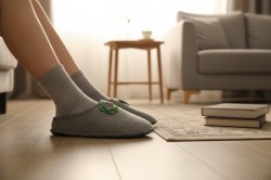 Bambosze damskie filcowe szare kapcie z kwiatowym zdobieniem - Produkt polski