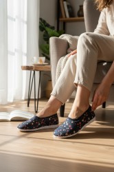 Eleganckie polskie bambosze z motywem kwiatowym – lekkie kapcie z gumową podeszwą