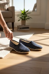 Granatowe kapcie damskie w białe grochy – stylowe bambosze polskiej produkcji