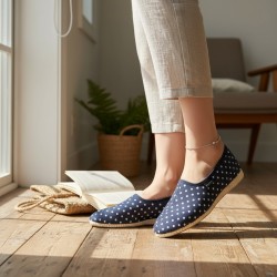 Granatowe kapcie damskie w białe grochy – stylowe bambosze polskiej produkcji