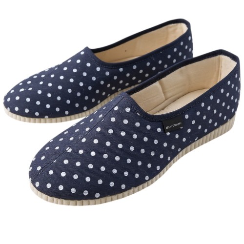 Granatowe kapcie damskie w białe grochy – stylowe bambosze polskiej produkcji