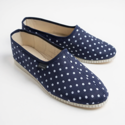Granatowe kapcie damskie w białe grochy – stylowe bambosze polskiej produkcji