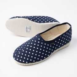 Granatowe kapcie damskie w białe grochy – stylowe bambosze polskiej produkcji