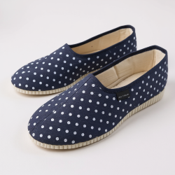 Granatowe kapcie damskie w białe grochy – stylowe bambosze polskiej produkcji