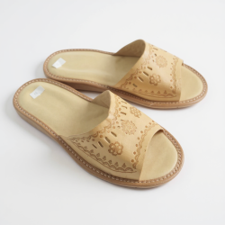 Skórzane klapki damskie – wygoda, którą pokochasz