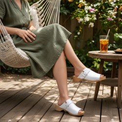 Białe skórzane drewniaki damskie z regulacją – wygodne, polskie klapki na drewnianej podeszwie