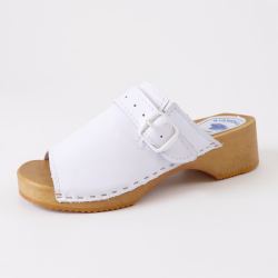 Białe skórzane drewniaki damskie z regulacją – wygodne, polskie klapki na drewnianej podeszwie