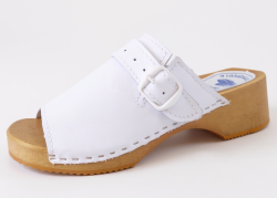 Białe skórzane drewniaki damskie z regulacją – wygodne, polskie klapki na drewnianej podeszwie