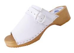 Białe skórzane drewniaki damskie z regulacją – wygodne, polskie klapki na drewnianej podeszwie