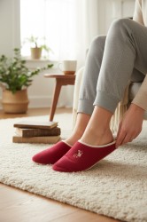 Czerwone kapcie damskie welurowe na podwyższeniu