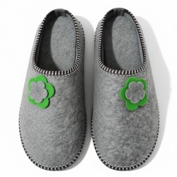 Bambosze damskie filcowe szare kapcie z kwiatowym zdobieniem - Produkt polski
