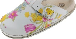 Klapki skórzane fusbet z kwiatowym motywem – komfort i styl na co dzień